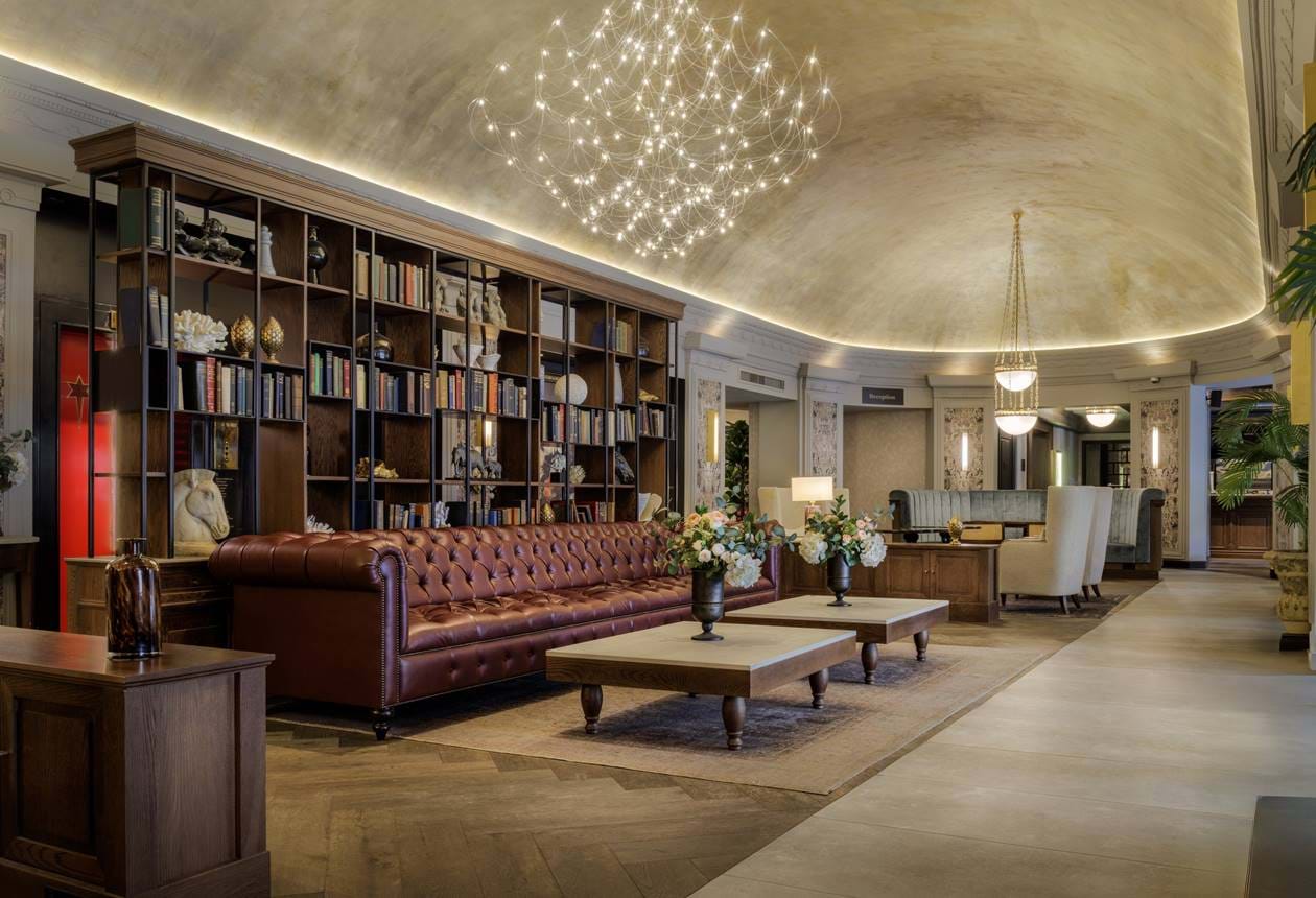 queens hotel - lobby