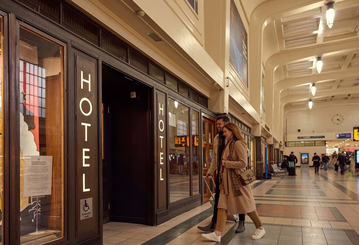 queens hotel - station